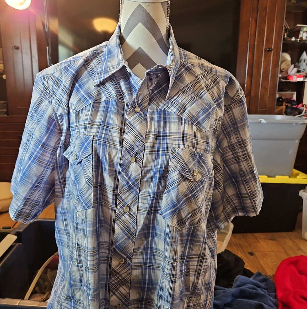 Wrangler Blue and White Plaid Short-Sleeve Button-Down Shirt